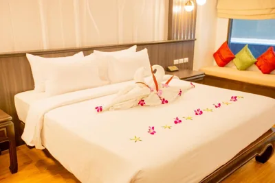 带室外按摩浴缸的豪华大床或双床间 — Nipa Resort, Patong Beach